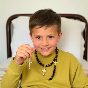 menino de 12 anos ensina como faz terços