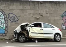 carro atravessou muro de escola em Brusque