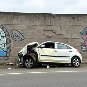 carro atravessou muro de escola em Brusque